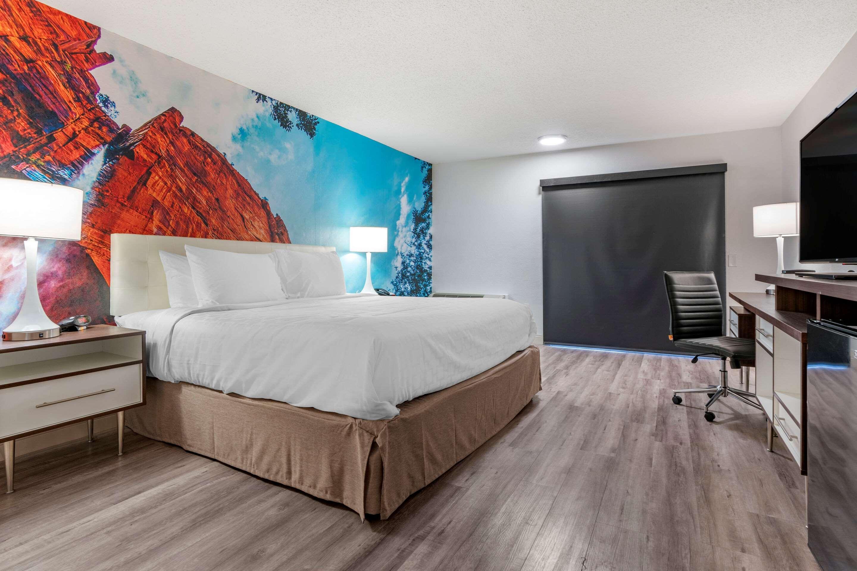Готель Clarion Pointe Fresno Near Yosemite Екстер'єр фото