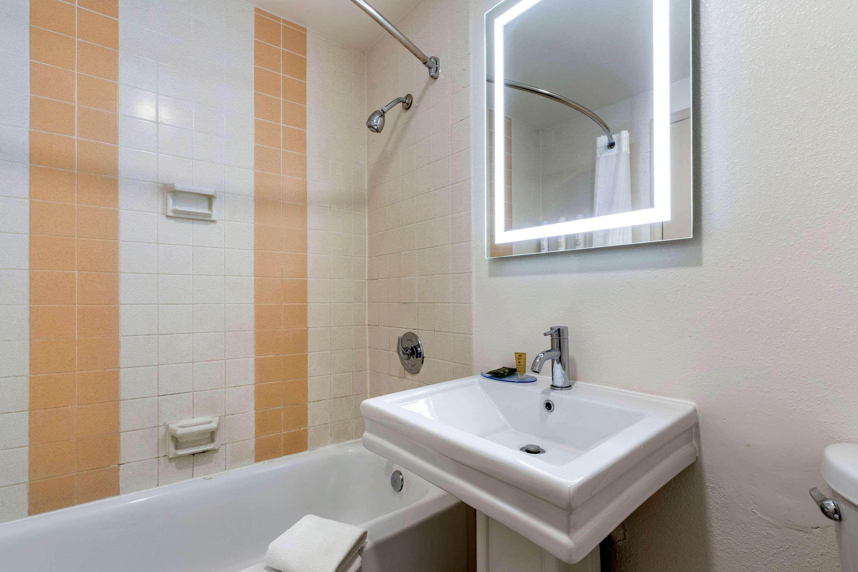Готель Clarion Pointe Fresno Near Yosemite Екстер'єр фото