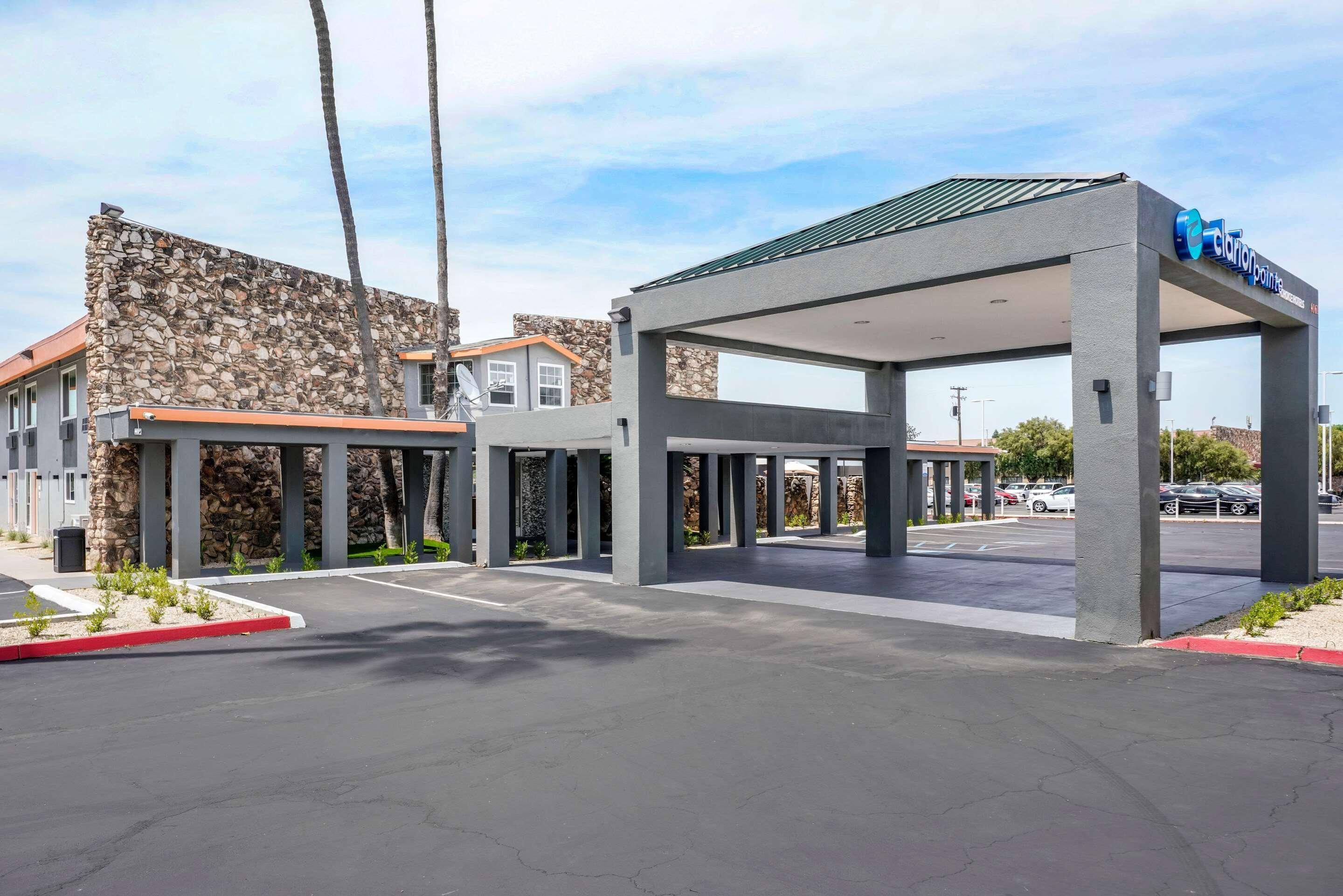 Готель Clarion Pointe Fresno Near Yosemite Екстер'єр фото