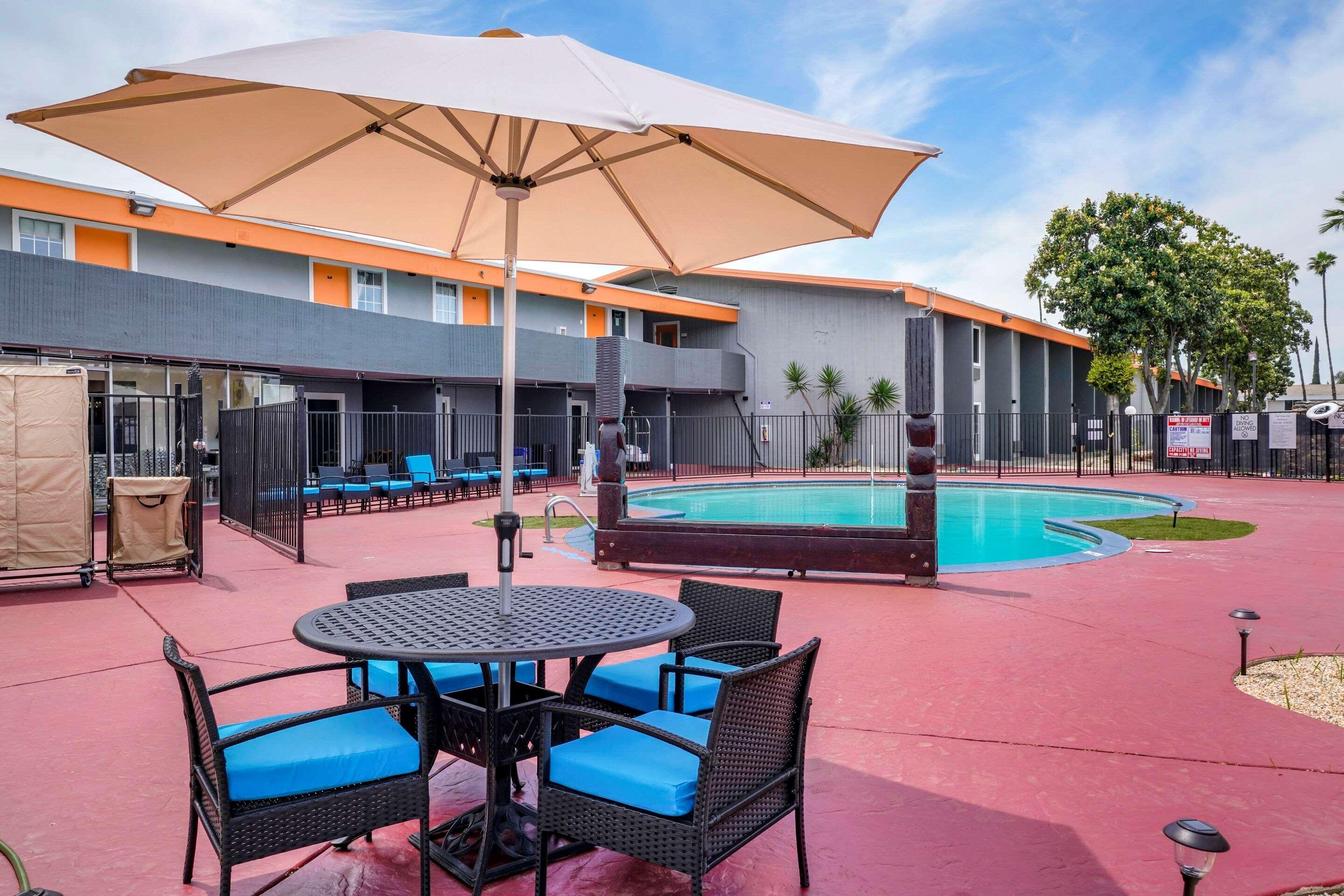 Готель Clarion Pointe Fresno Near Yosemite Екстер'єр фото