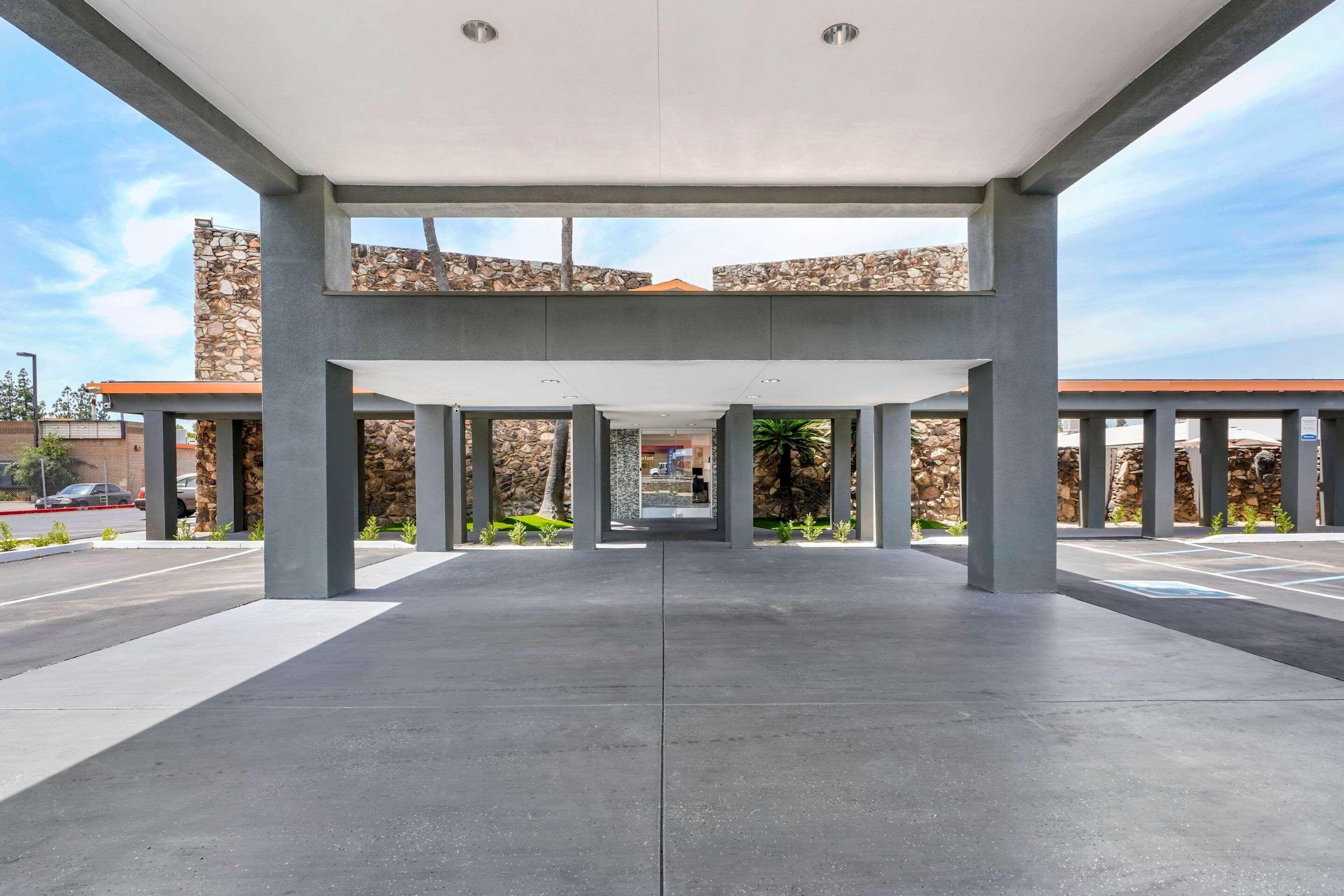 Готель Clarion Pointe Fresno Near Yosemite Екстер'єр фото