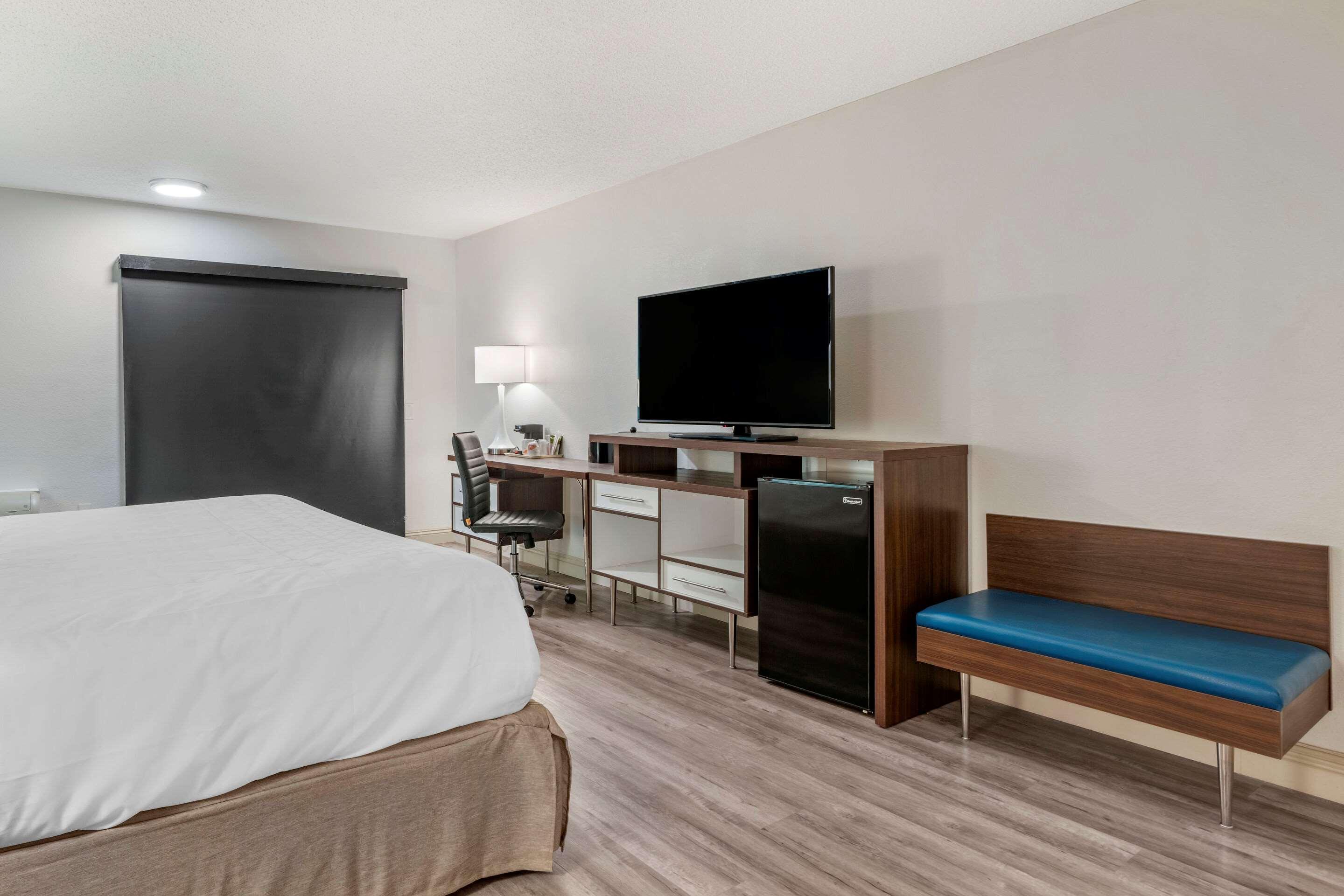 Готель Clarion Pointe Fresno Near Yosemite Екстер'єр фото