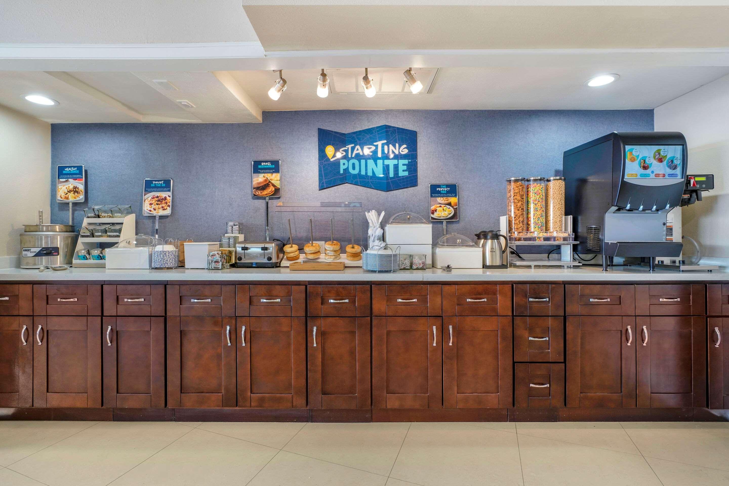Готель Clarion Pointe Fresno Near Yosemite Екстер'єр фото