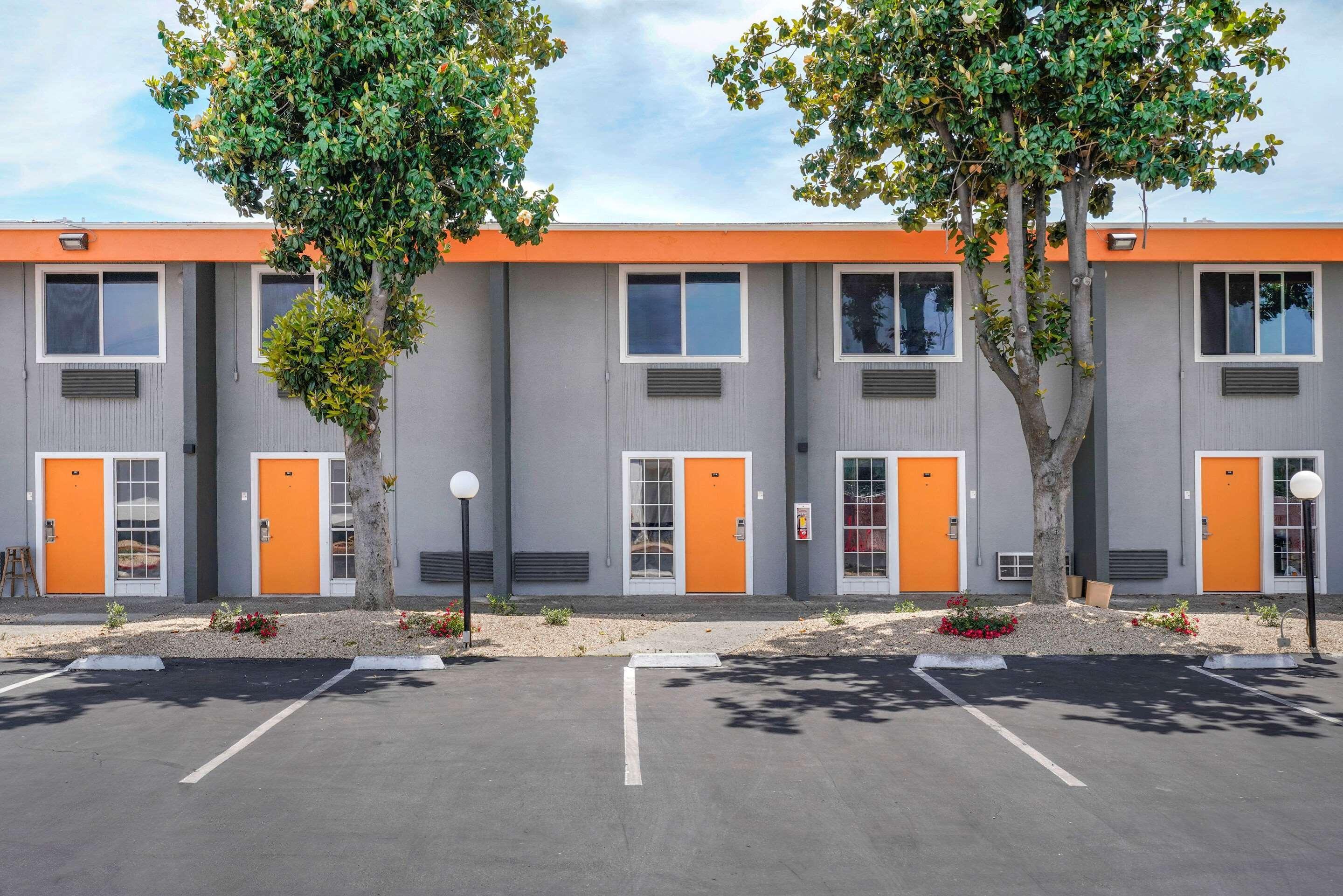 Готель Clarion Pointe Fresno Near Yosemite Екстер'єр фото