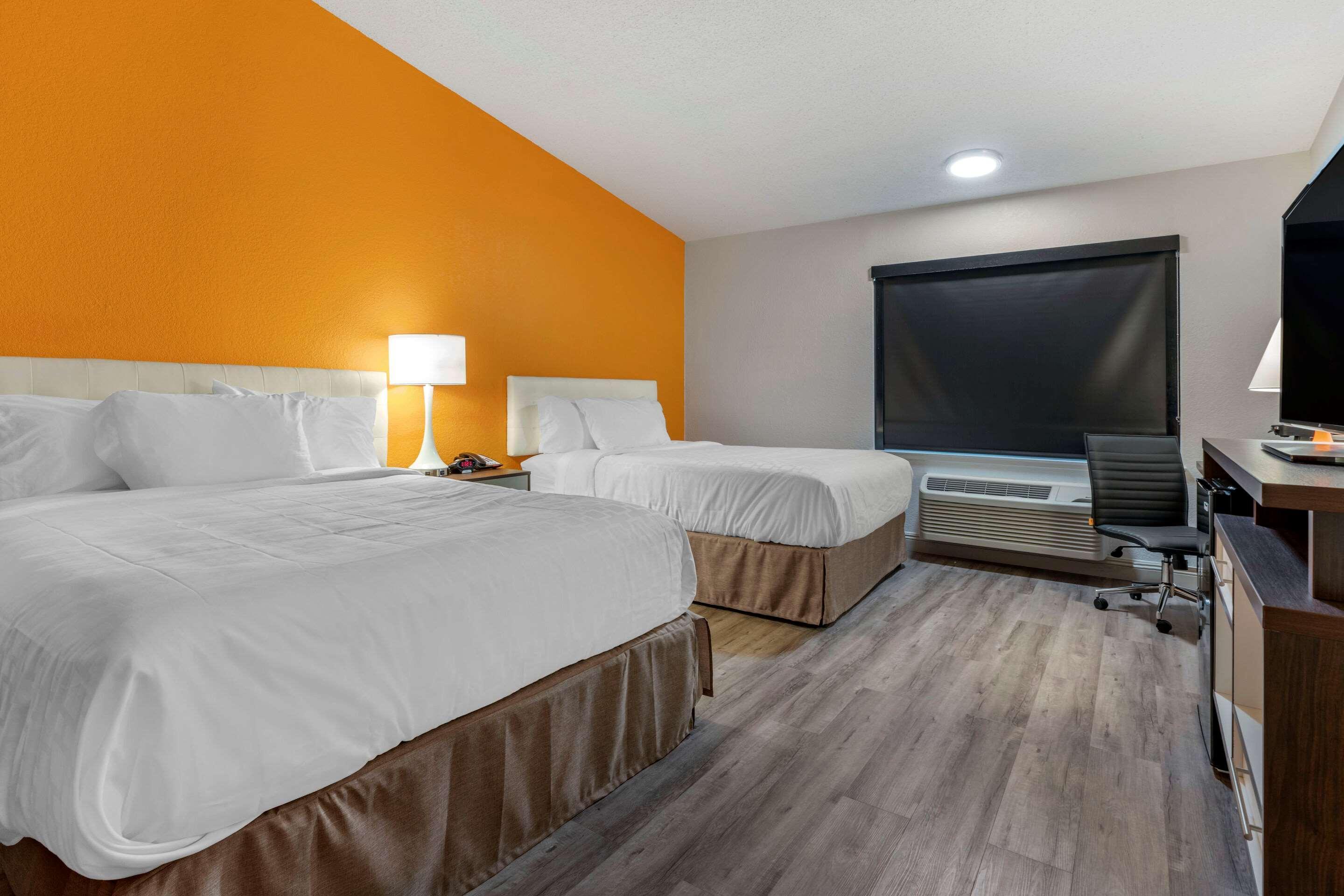 Готель Clarion Pointe Fresno Near Yosemite Екстер'єр фото