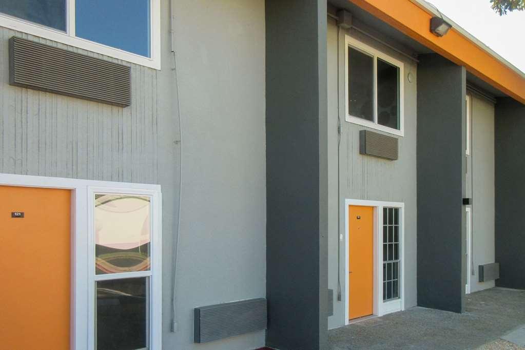 Готель Clarion Pointe Fresno Near Yosemite Екстер'єр фото